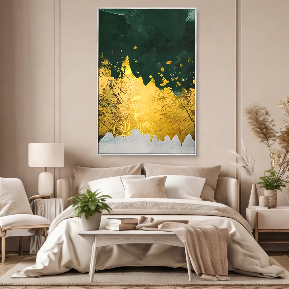 Tablou canvas cu tablou canvas abstract verde si auriu, in rama de aluminiu argintiu, pe perete intr-un dormitor